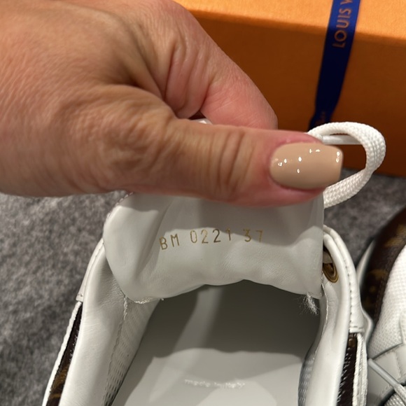 Authentic Louis Vuitton run away sneaker - Picture 6 of 8